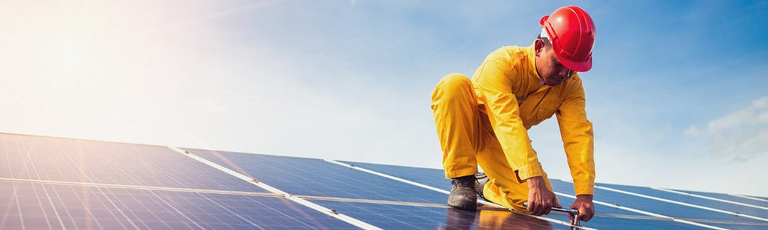 Een elektricien installeert zonnepanelen