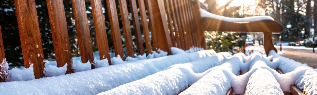 Houten bankje in de winter