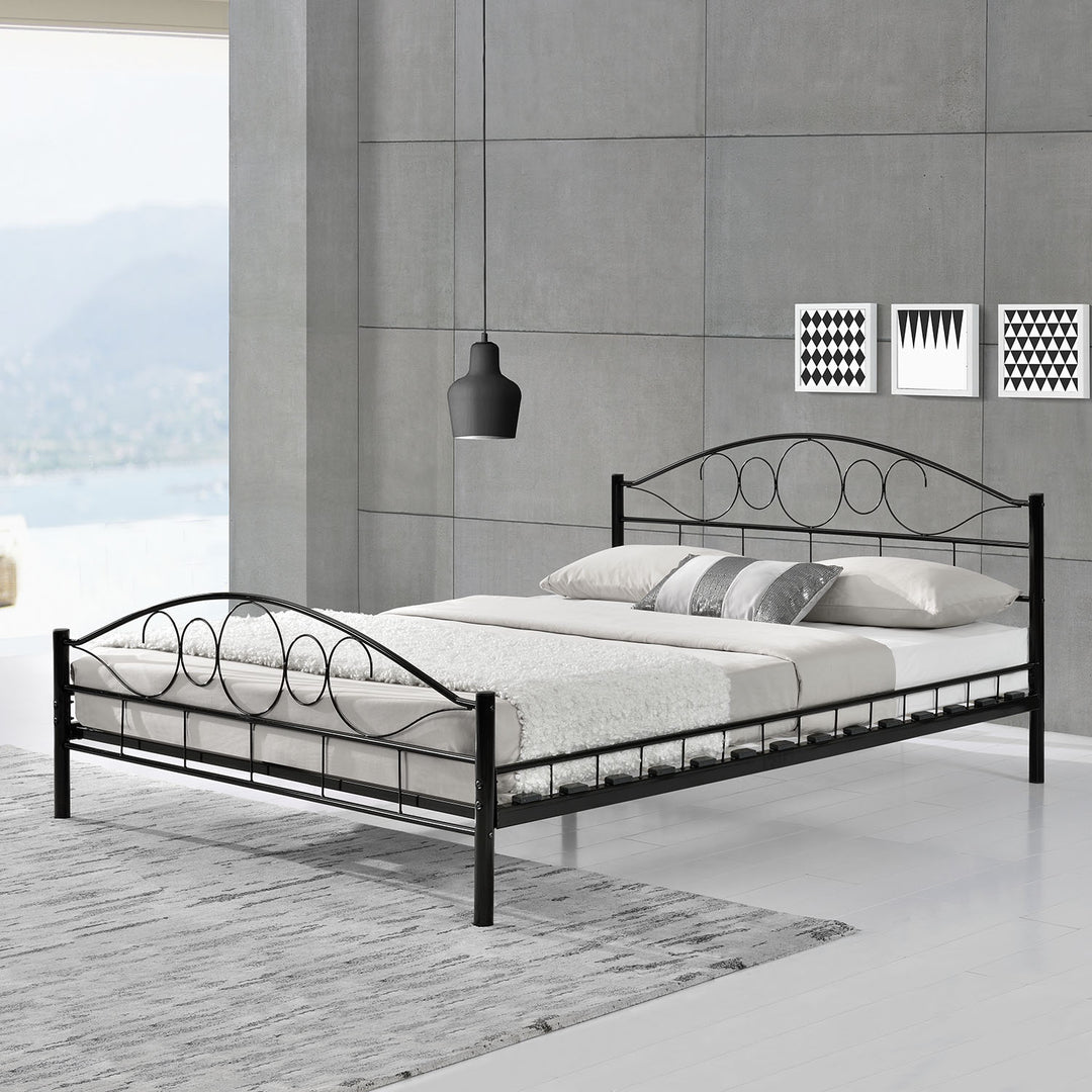 Metalen bed - robuust en puristisch