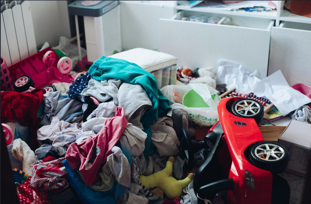 Een rommelige kinderkamer